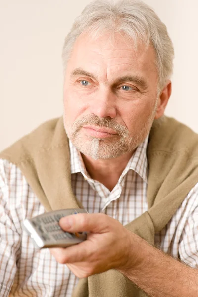 Senior volwassen man met afstandsbediening — Stockfoto