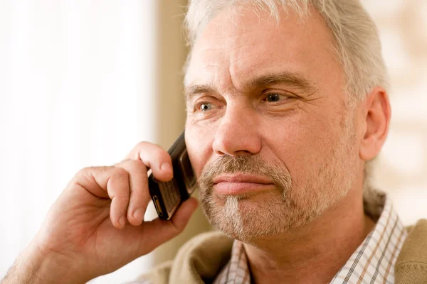 Nachdenklicher älterer Mann telefoniert mit Handy — Stockfoto