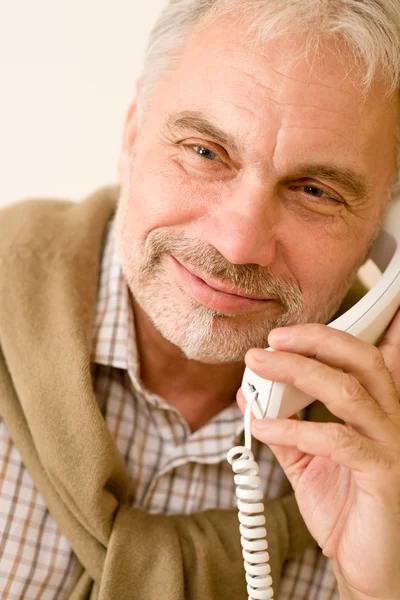 Gelukkig senior volwassen man op de telefoon — Stockfoto