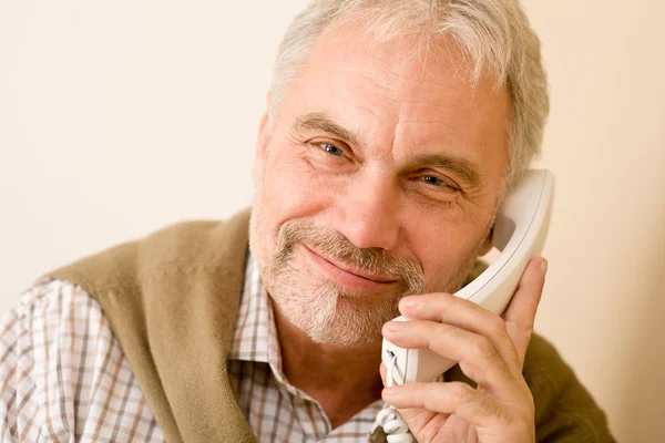 Glücklicher älterer Mann am Telefon — Stockfoto