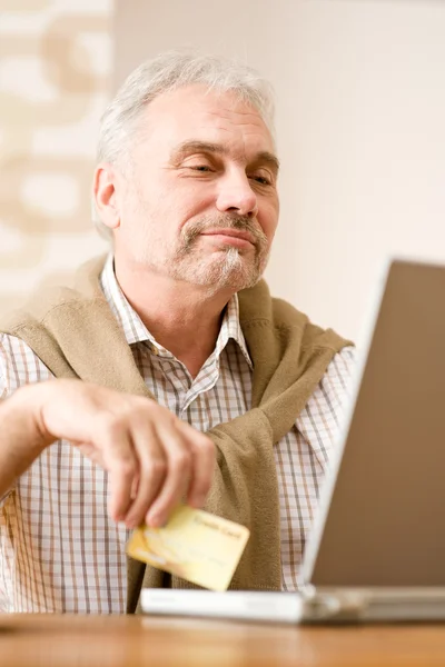 Senior mogen man - hem och handla med kreditkort — Stockfoto