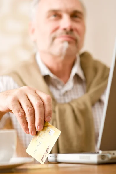 Homem maduro sênior - compras em casa com cartão de crédito — Fotografia de Stock