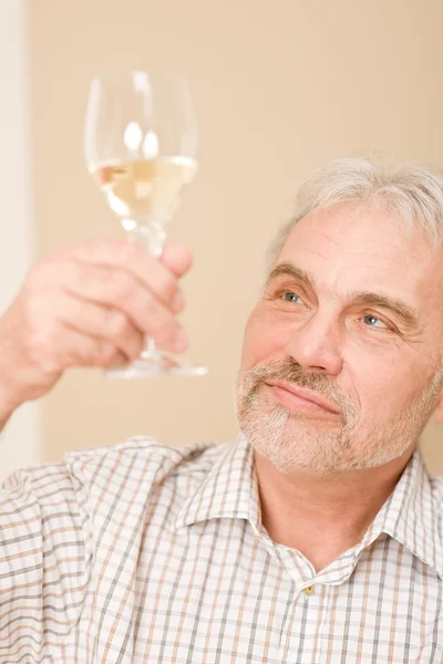Starszy człowiek dojrzały z kieliszkiem białego wina — Zdjęcie stockowe