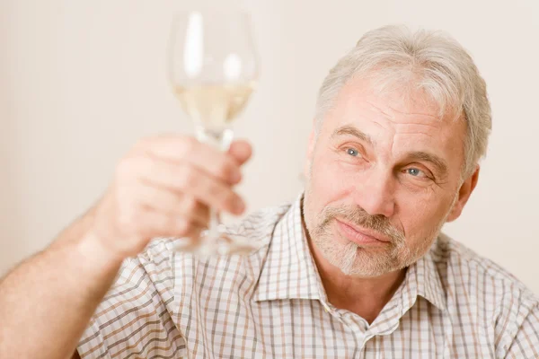 Senior volwassen man met glas witte wijn — Stockfoto