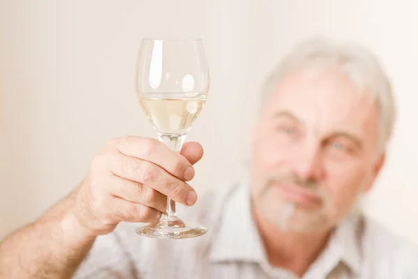 Ανώτερος ώριμος άνδρας με ποτήρι λευκό κρασί — Φωτογραφία Αρχείου