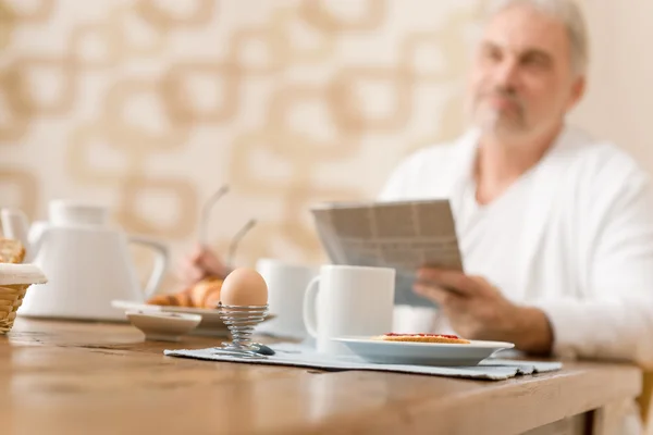 Kıdemli olgun adam - evde kahvaltı — Stok fotoğraf