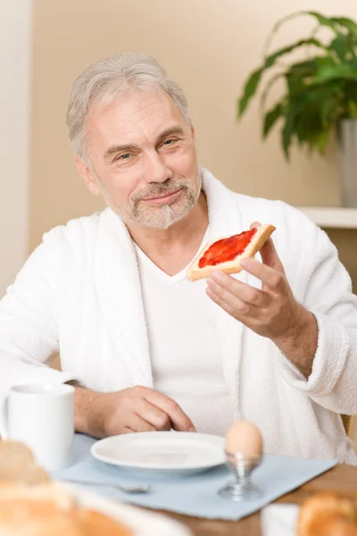 シニア ・中高年の男性 - 自宅で朝食します。 — ストック写真