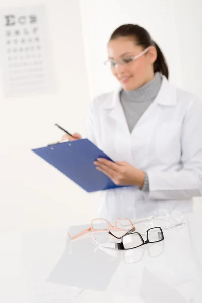 Mulher médica óptica com óculos e oftalmologia — Fotografia de Stock