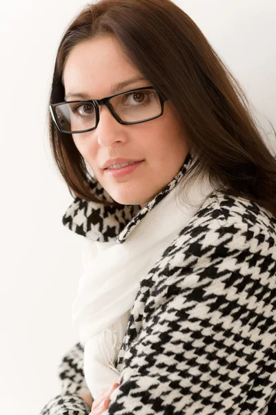 Gafas de diseñador - retrato de mujer de moda de invierno — Foto de Stock