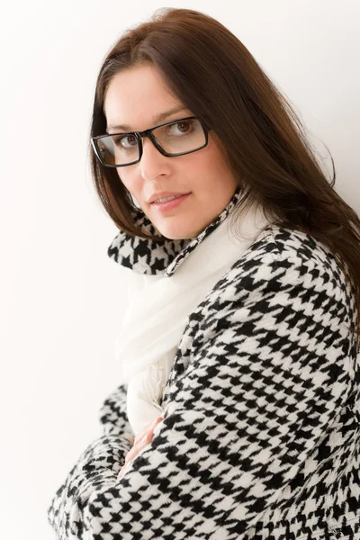 Дизайнерські окуляри - зимовий жіночий портрет — стокове фото
