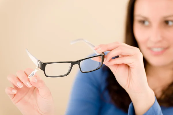 Cliente óptico escolher óculos de prescrição — Fotografia de Stock