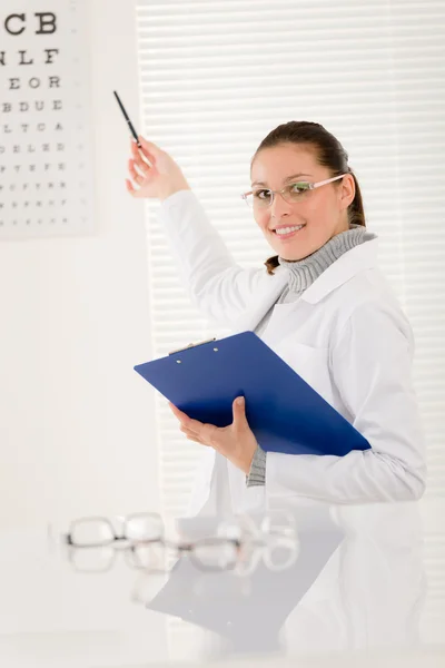 Mulher médica óptica com óculos e oftalmologia — Fotografia de Stock