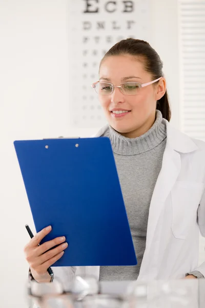 Médico óptico mujer con gafas y gráfico ocular — Foto de Stock