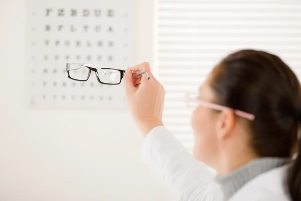 Medico ottico donna con occhiali e grafico degli occhi — Foto Stock