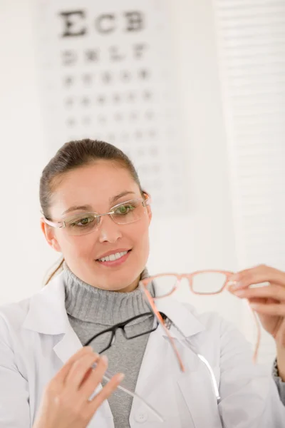 Opticien arts vrouw met glazen en oog grafiek — Stockfoto