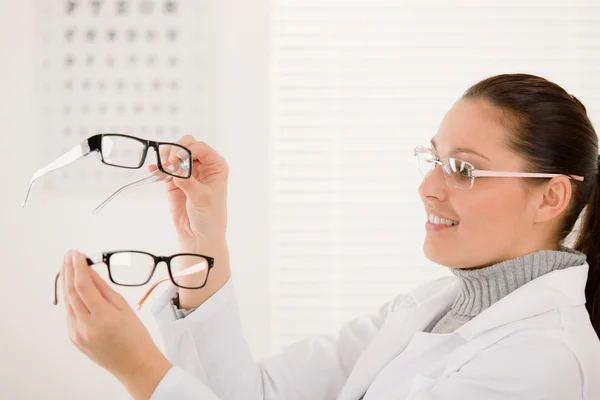 Optik doktor žena s brýlemi a oko chart — Stock fotografie