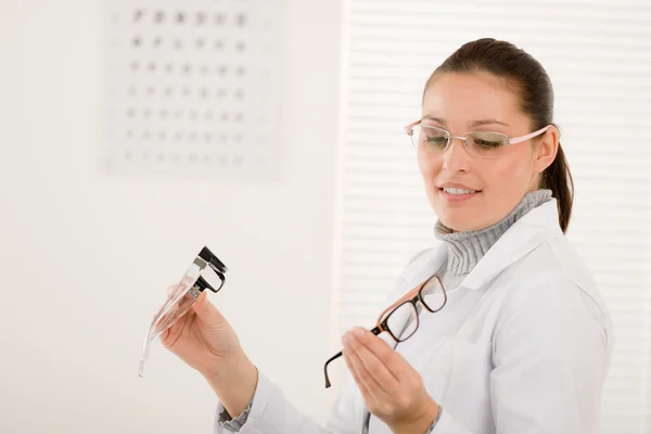 眼镜女医生戴著眼镜与眼睛图表 — 图库照片