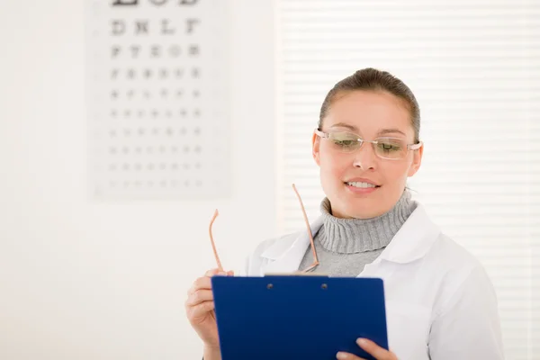 Kobieta lekarz optyk okulary i wykres oko — Zdjęcie stockowe