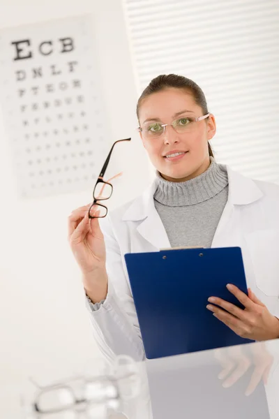 Gözlükçü doktor kadın gözlük ve göz grafik ile — Stok fotoğraf