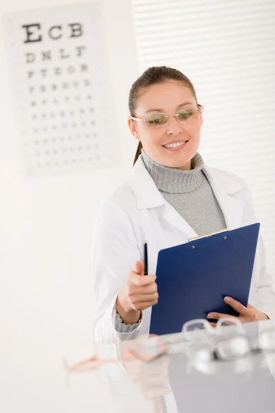Médico óptico mujer con gafas y gráfico ocular —  Fotos de Stock