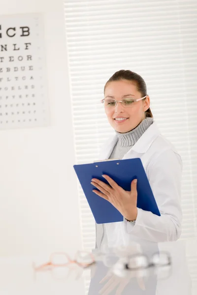 안경 및 눈 차트 안경점 의사 여자 — 스톡 사진