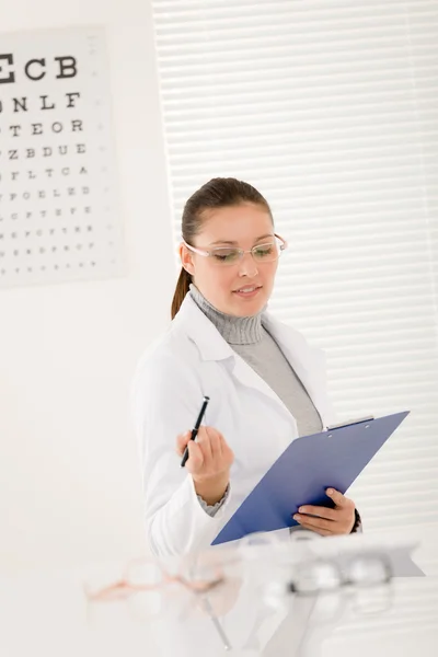 Οπτικός γιατρός γυναίκα με γυαλιά και οπτομετρίας — Φωτογραφία Αρχείου