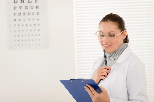 Gözlükçü doktor kadın gözlük ve göz grafik ile — Stok fotoğraf