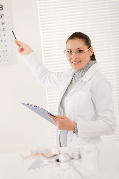 Optician doctor woman with glasses and eye chart — Stock Photo, Image