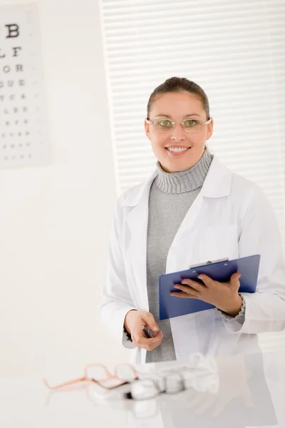 Опіка жінка-лікар в окулярах і діаграмі очей — стокове фото