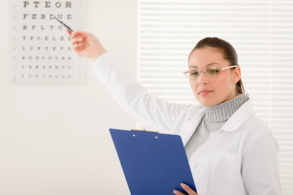 Látszerész doktor nő, szemüveg és a szem diagram Stock Kép