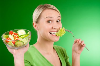 sağlıklı yaşam - sebze salatası tutan kadın