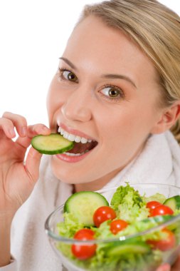 sağlıklı yaşam - gülümseyen kadın sebze salatası ile