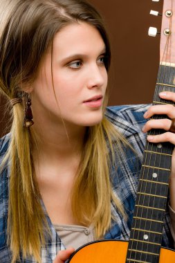 müzisyen - gitar tutan moda kadın