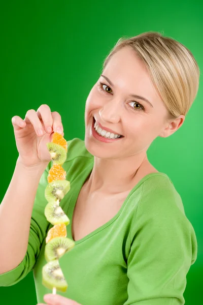 Estilo de vida saudável - mulher comendo kiwi e laranja — Fotografia de Stock