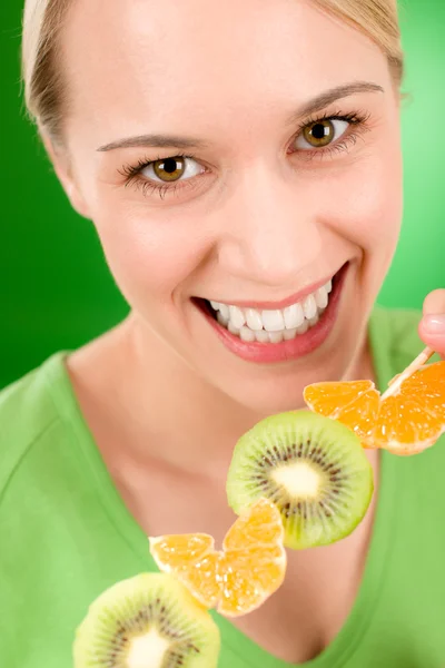 健康的生活方式-女人吃猕猴桃和橙 — 图库照片