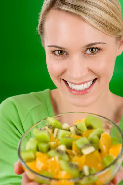 Здоровый образ жизни - женщина с фруктовым салатом — стоковое фото