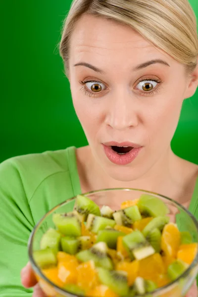 Gesunder Lebensstil - Frau mit Obstsalatschüssel — Stockfoto