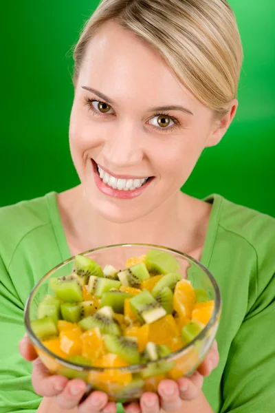 Sağlıklı yaşam - meyve salata kasesi tutan kadın — Stok fotoğraf