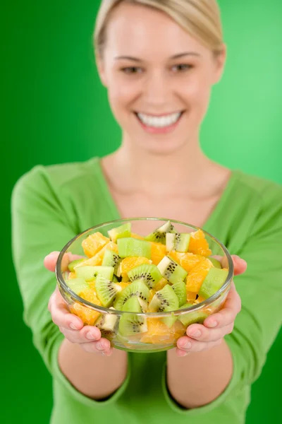 Hälsosam livsstil - kvinna med frukt salladsskål — Stockfoto
