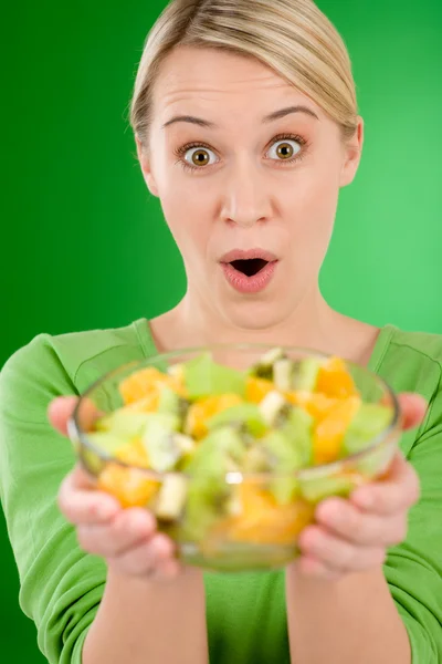 健康的生活方式-女人举行水果沙拉碗 — 图库照片