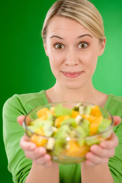 Gezonde levensstijl - vrouw met vruchten slakom — Stockfoto