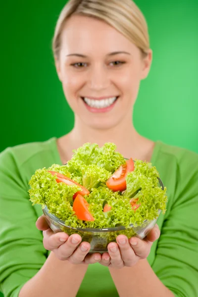 Zdravý životní styl - ženy držící zeleninový salát — Stock fotografie