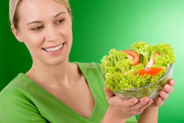 Hälsosam livsstil - kvinna med grönsakssallad — Stockfoto