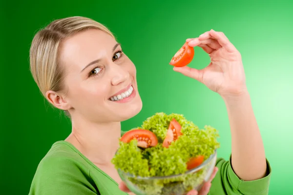 健康的なライフ スタイル - 野菜のサラダを保持している女性 — ストック写真