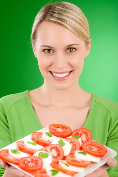 Estilo de vida saudável - mulher com salada caprese — Fotografia de Stock