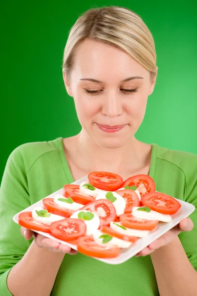 건강 한 라이프 스타일-여자 caprese 샐러드와 — 스톡 사진