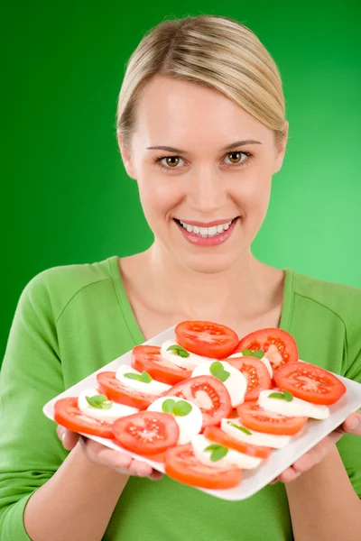 Здоровый образ жизни - женщина с салатом капрезе — стоковое фото