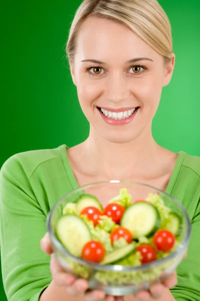 Estilo de vida saudável - mulher segurando salada vegetal — Fotografia de Stock