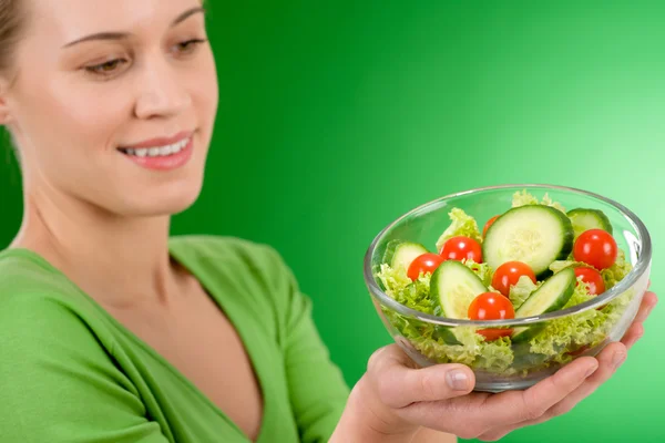 Estilo de vida saludable - mujer sosteniendo ensalada de verduras —  Fotos de Stock