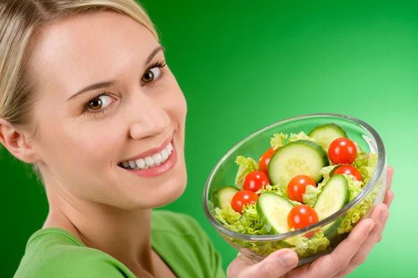 Stile di vita sano - donna che tiene l'insalata vegetale — Foto Stock
